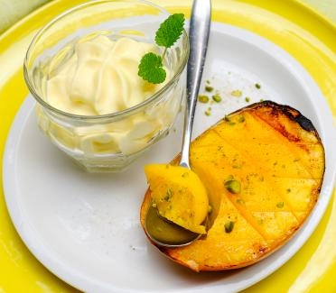 2016-05 gewuerz-mango vom grill mit mango-joghurt-rahm